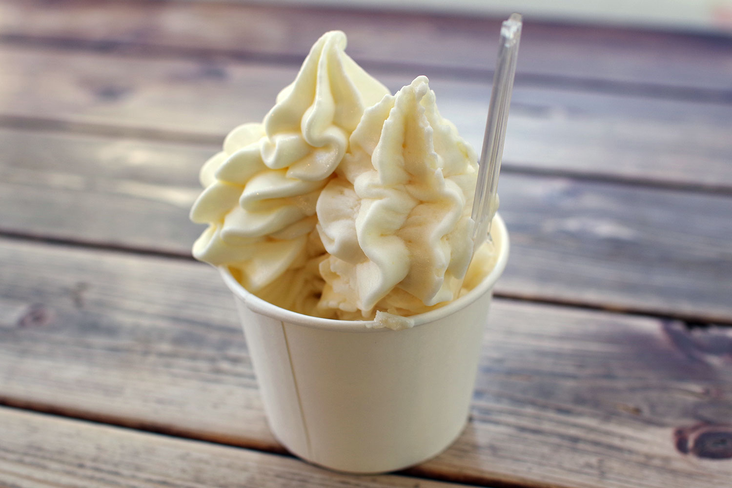 プレーンヨーグルト（左）と洋梨（右）