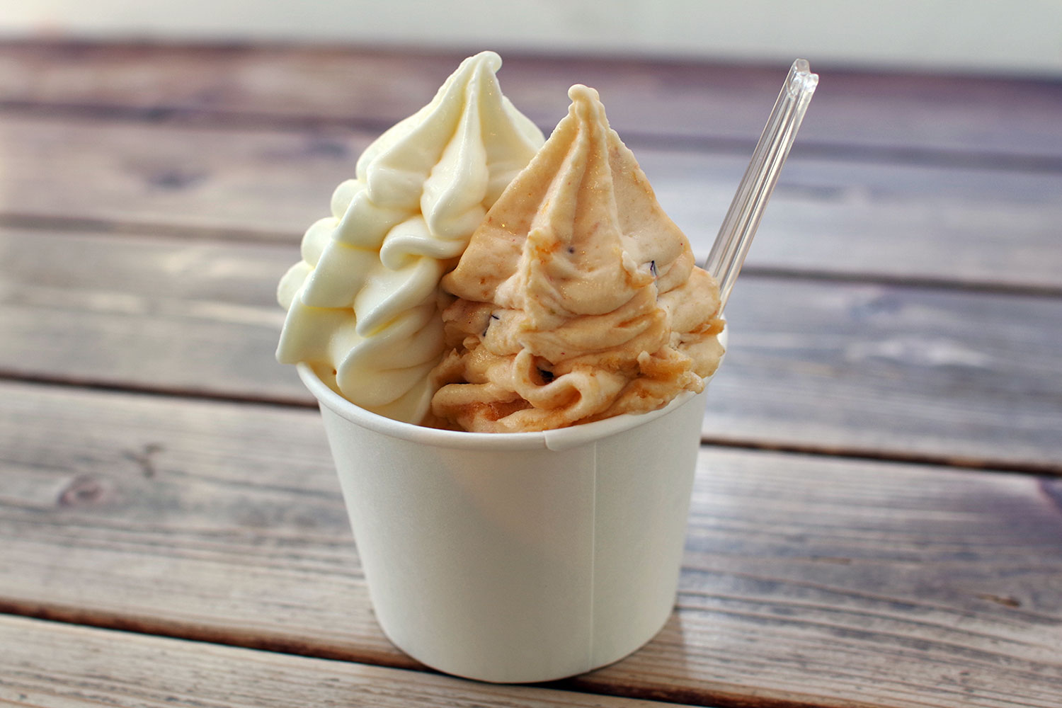 プレーンヨーグルト（左）とプルーン（右）