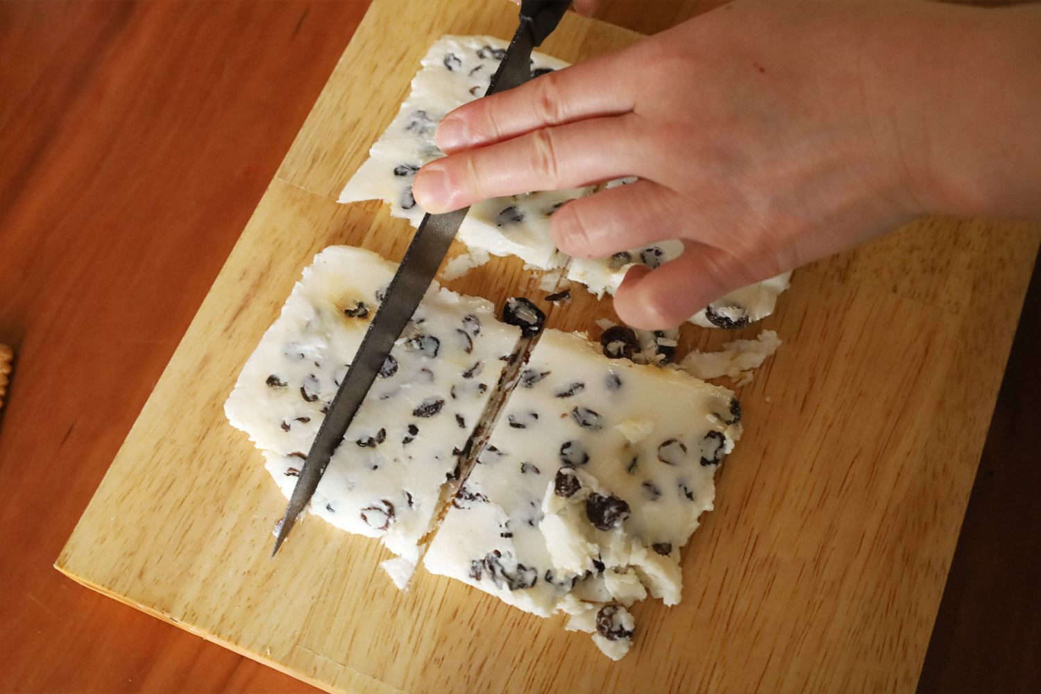 冷凍庫から出し５分ほど待ち、包丁で長方形に切る。