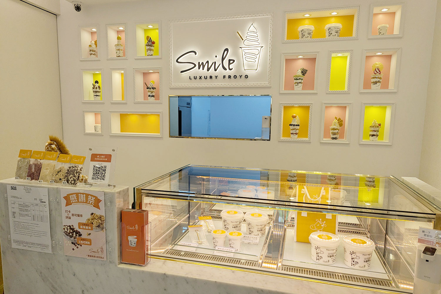 明るく清潔感のある店内。飲食スペースはありませんが、店内で食べてもOKのようです。