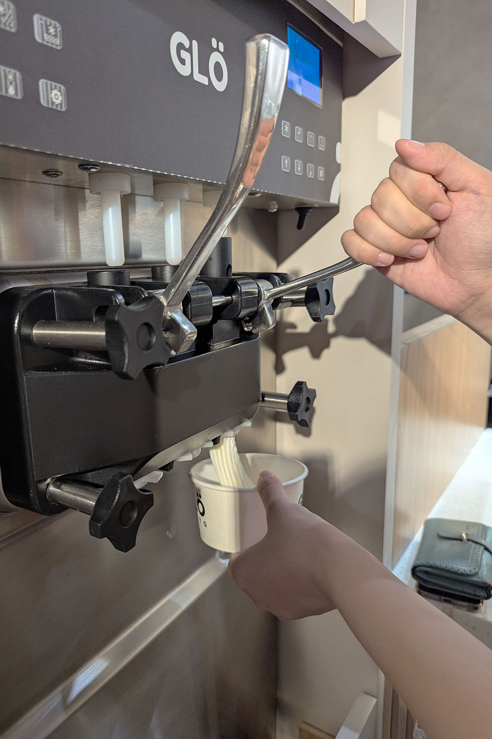 きれいに巻くのが本当に難しいんです。お会計は重量で精算。