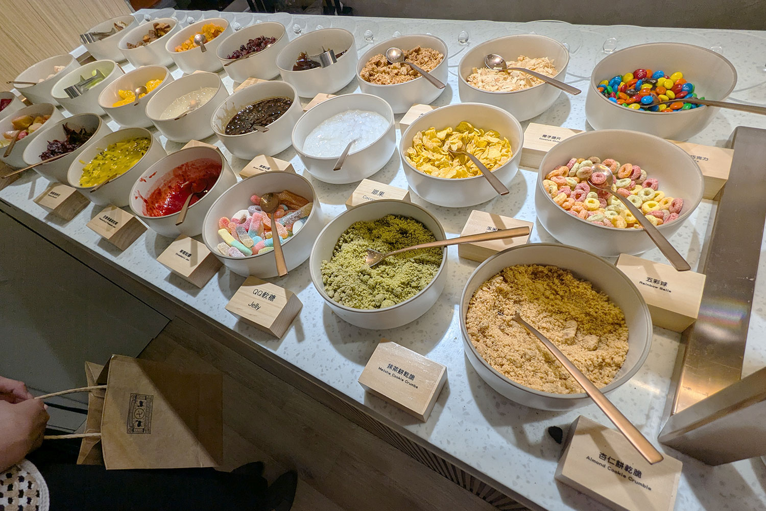 グミやクランブルなどのお菓子もあります