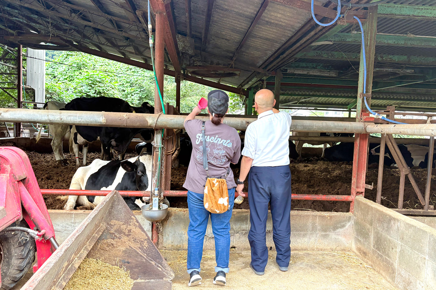 牛愛を熱く語る藤川さんと、元酪農家の友人
