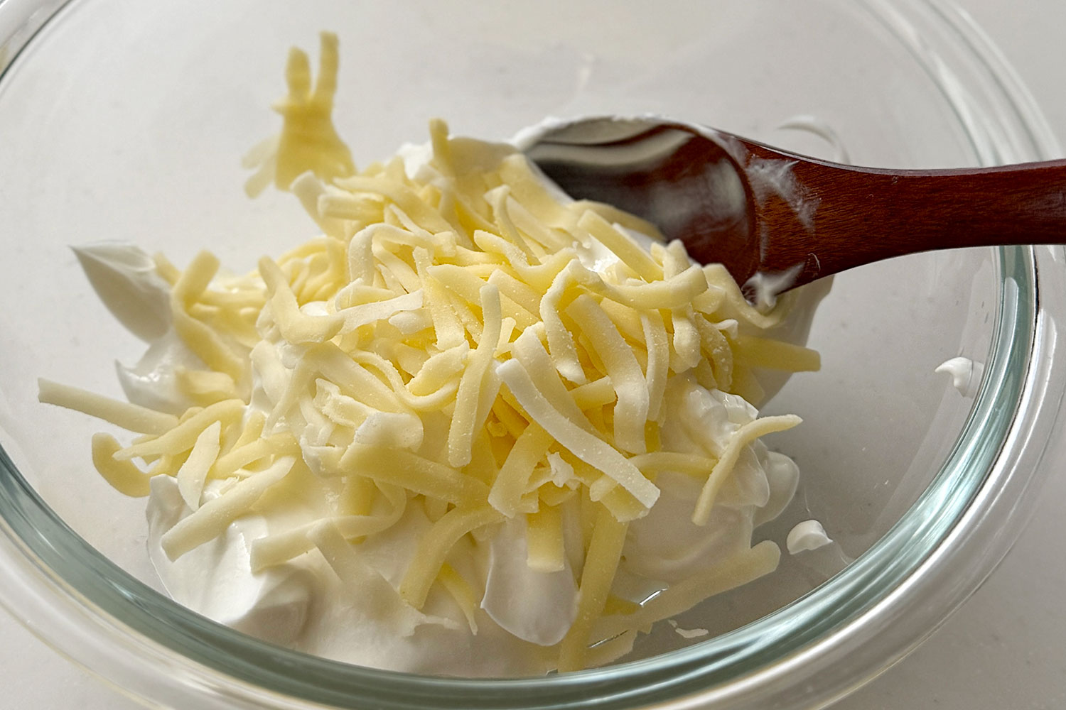 ボウルにヨーグルトとチーズを入れて混ぜる。