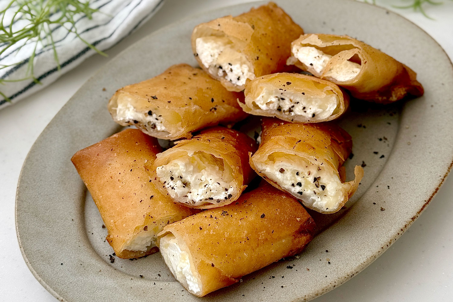 春巻きの皮に２を1/4量をのせて巻く（目安は1個あたり50〜60g）