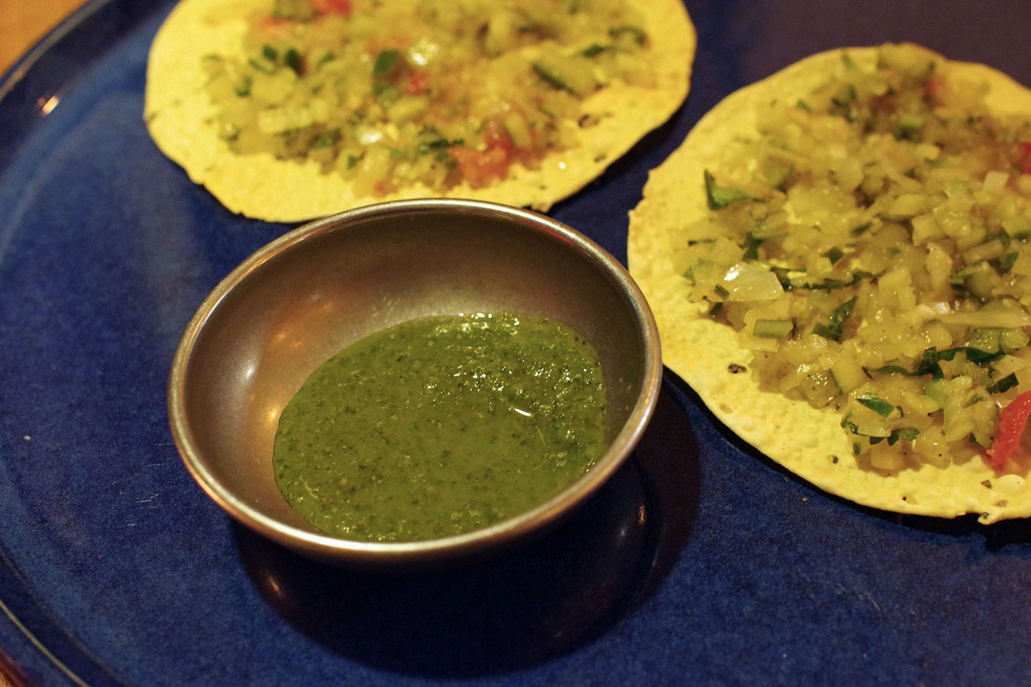 マサラ・パパドゥ（写真奥）と付け合わせのグリーンチャトニ