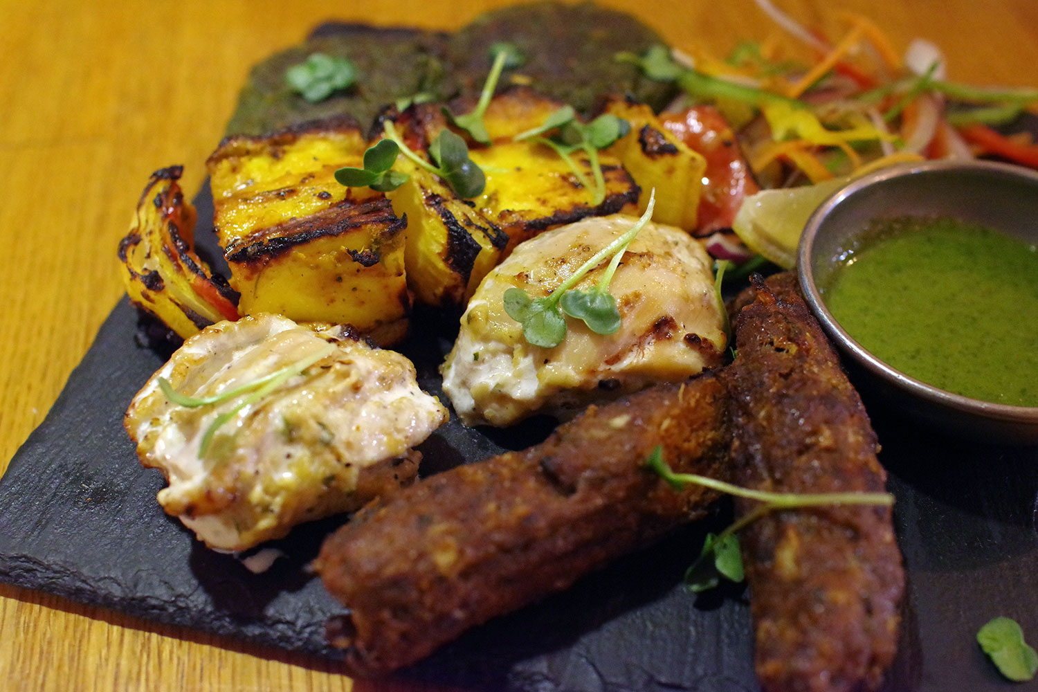 ミックスケバブプラッター（奥からハラバラ・パニール・マライティッカ・ラムシーク）