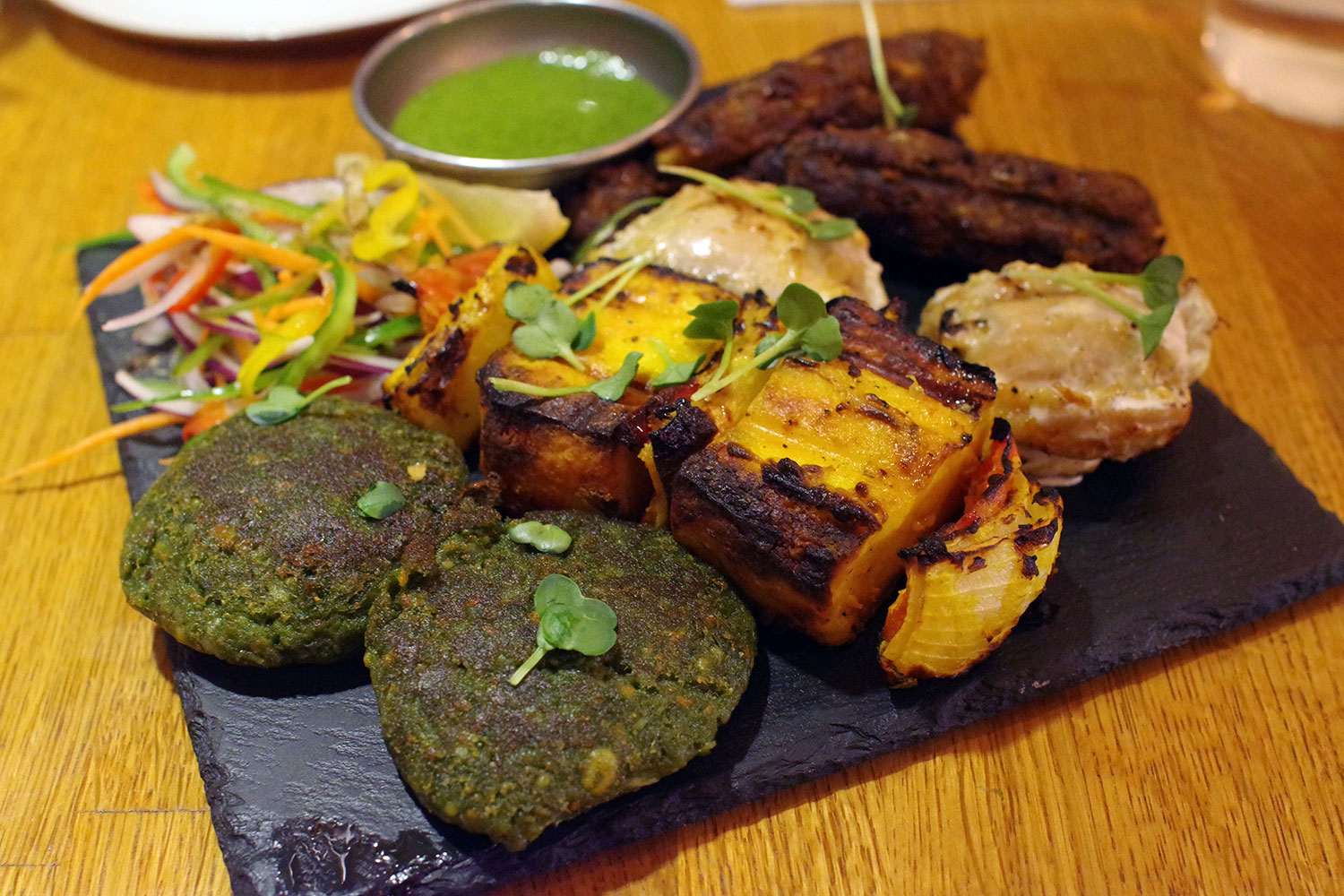 ミックスケバブプラッター（奥からハラバラ・パニール・マライティッカ・ラムシーク）