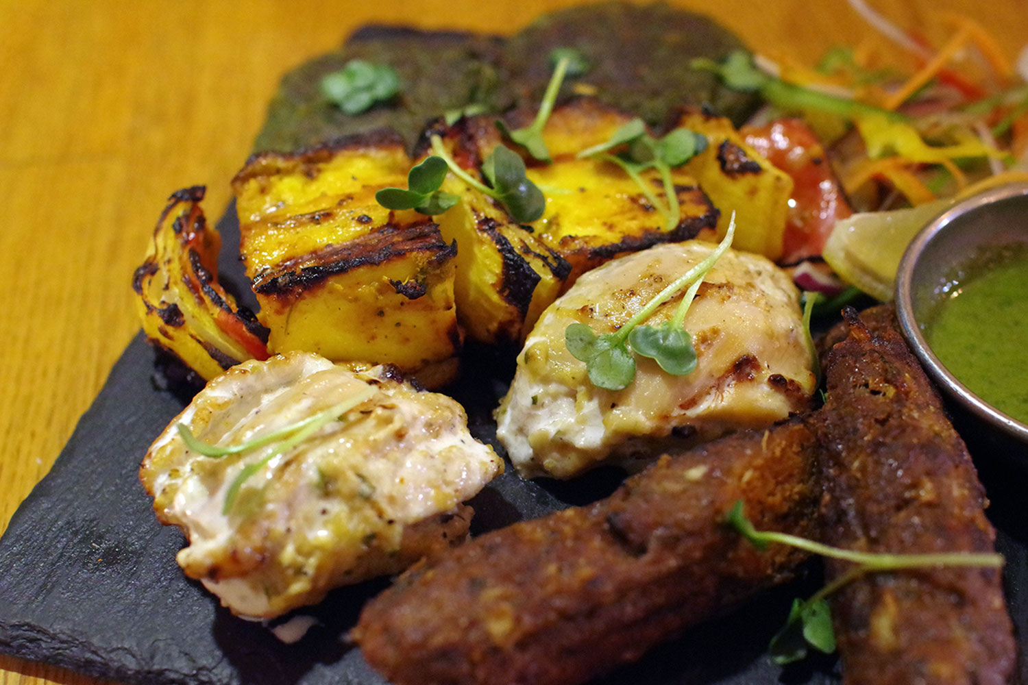 ミックスケバブプラッター（奥からハラバラ・パニール・マライティッカ・ラムシーク）