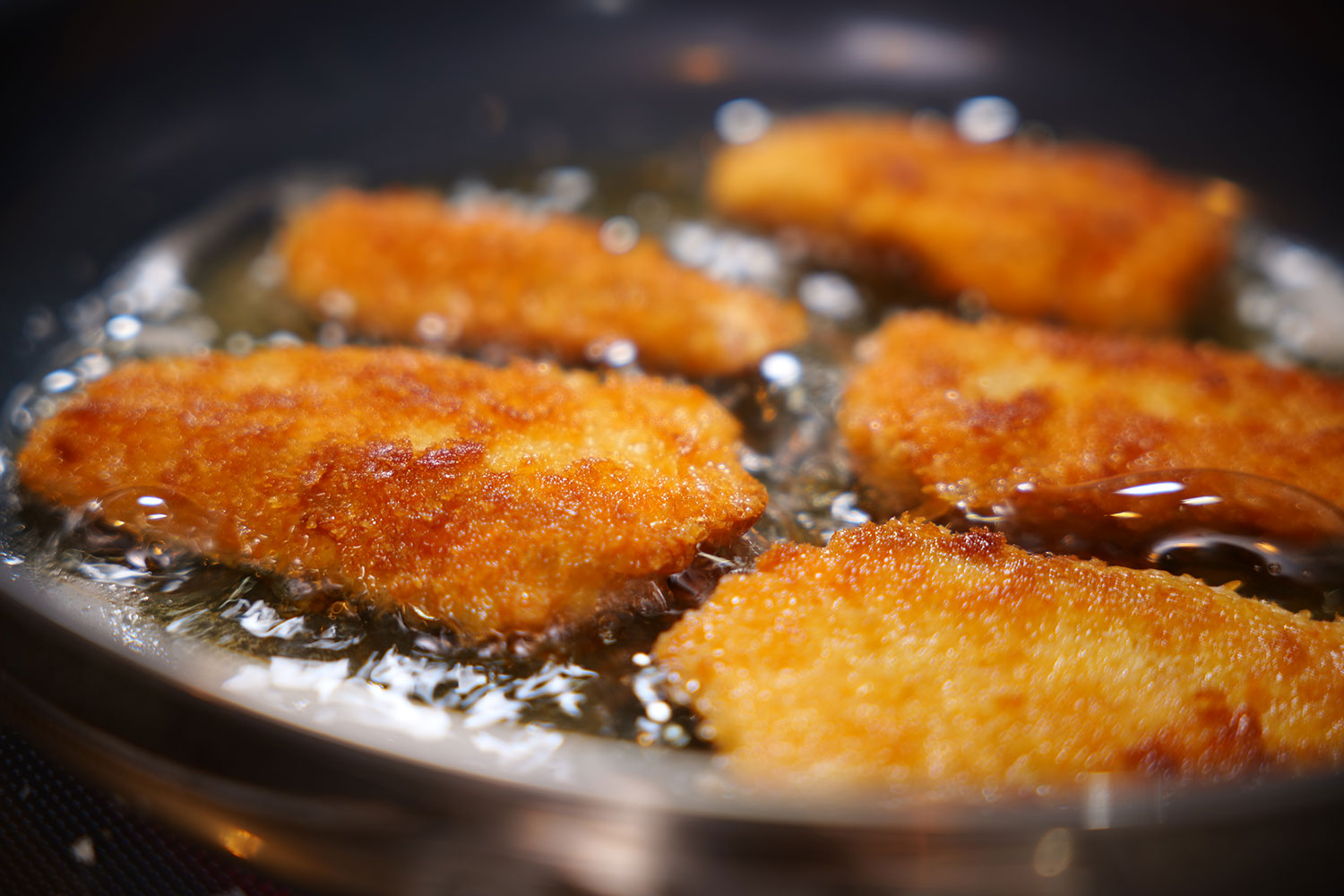 サーモンに薄力粉をうすくまぶし→溶き卵→パン粉の順番につけ、サラダ油で揚げる（または揚げ焼きする）。