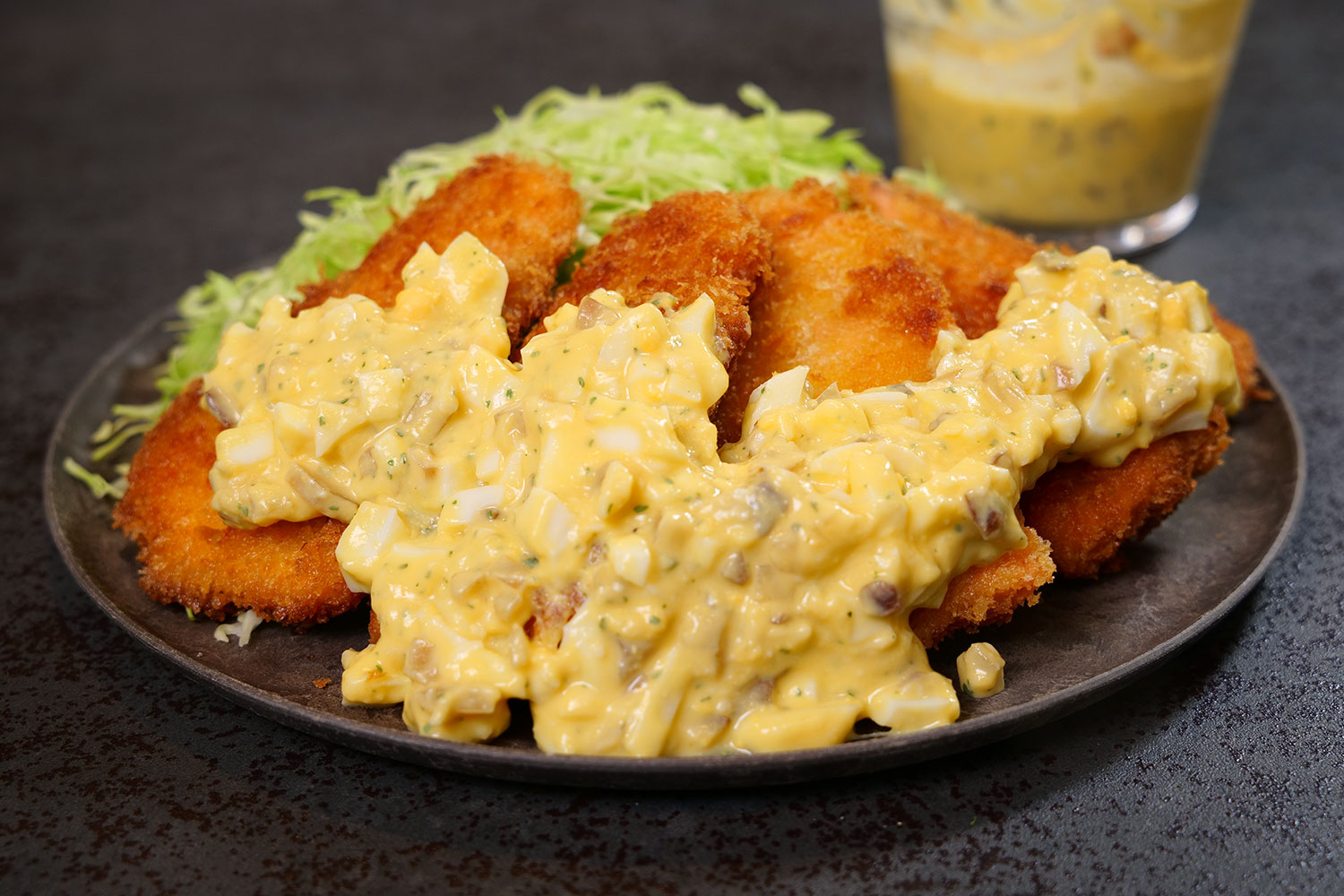 油を切ったサーモンをお皿に並べ、タルタルソースをかけたら完成。