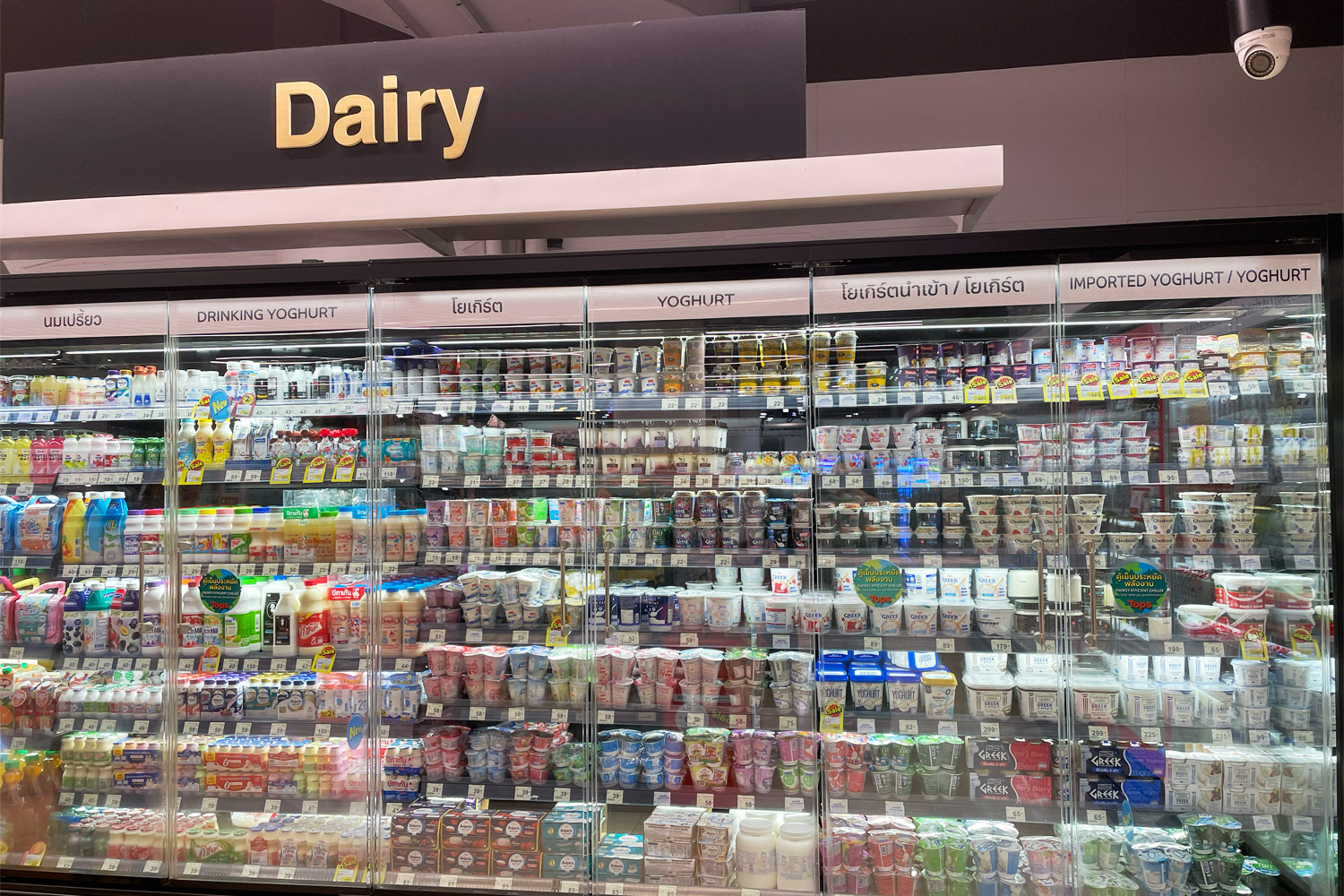 バンコクにあるプレミアムスーパーマーケットチェーン「Tops（トップス）」では、2メートルに渡る圧倒的な広さの乳製品コーナーがあります。