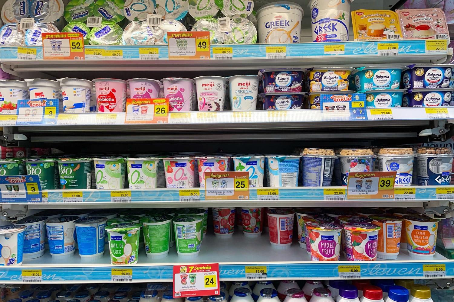 「ロータス（Tesco）」を訪れると、ヨーグルト棚の上段に明治の青いパッケージがずらりと並び、隣にはギリシャヨーグルトや輸入ブランドが並んでいました。