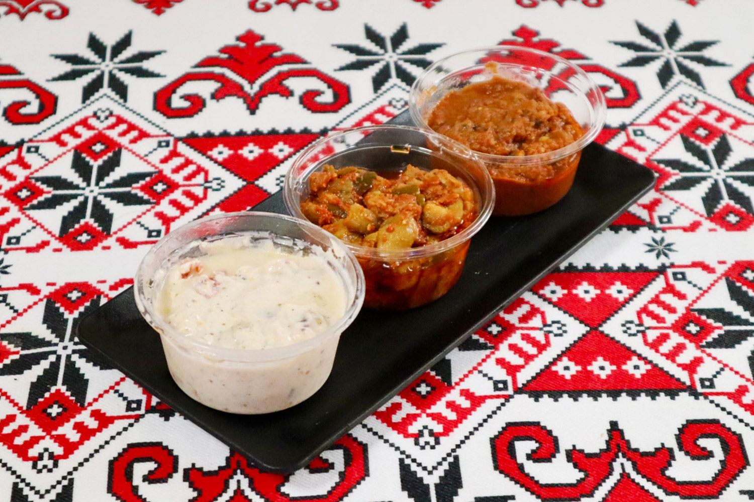 ヨーグルトの酸味をベースに、茄子やトマトが存在感たっぷりに入り、バジルの風味が心地よく効いています