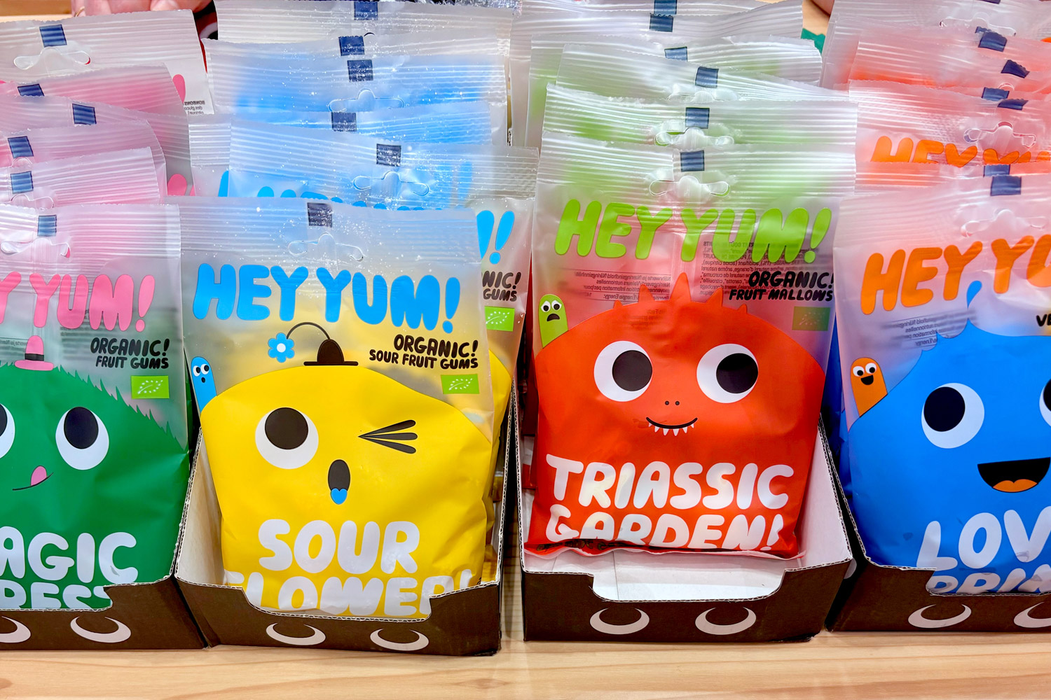 目に飛び込んできた可愛らしいパッケージは、オーガニック菓子メーカー「HEY YUM!」さんのグミです。