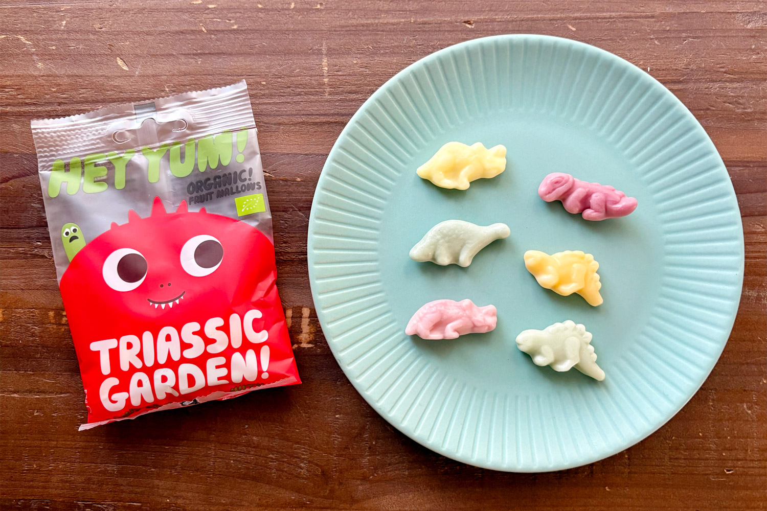 赤いパッケージの「TRIASSIC GARDEN!」はスキムミルクヨーグルトの粉末を配合したグミ。恐竜の形が可愛らしく、フルーティな風味でお子様にも好まれそう。 YUM!」さんのグミです。