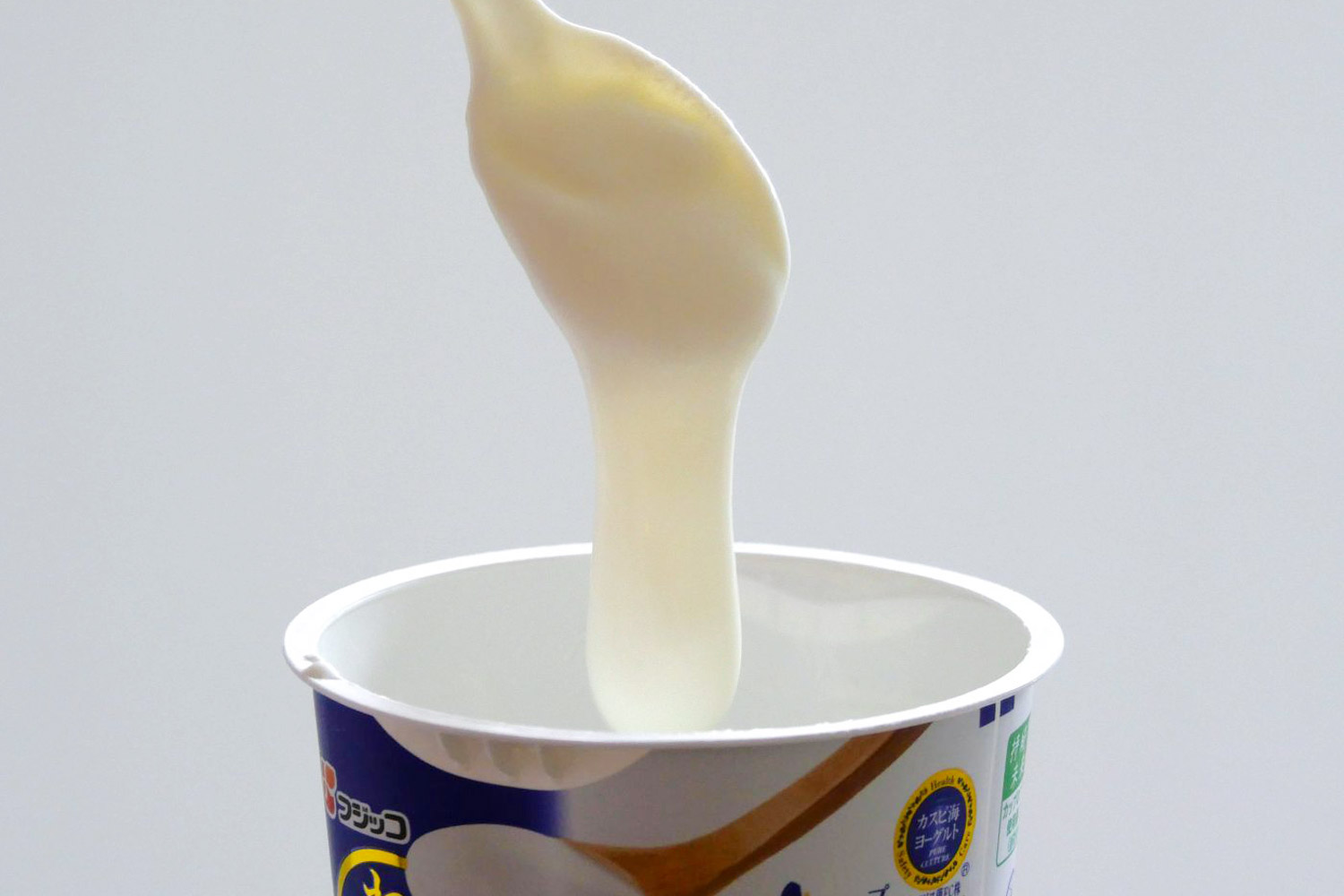 そんな「カスピ海ヨーグルト®プレーン」の特徴は“ねばり”にある。スプーンを入れて持ち上げると、ぬーーーっとゆっくり落ちてゆく。