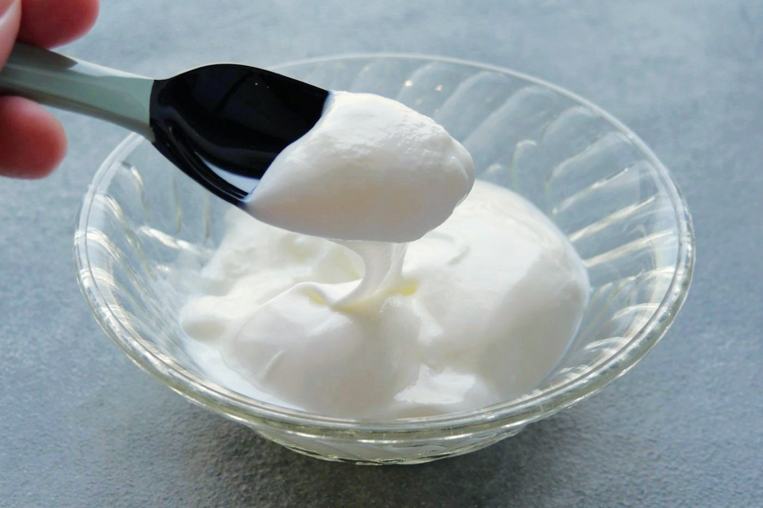 結果、スプーンですくうとツルンと球形に丸まるような、カスピ海ヨーグルト独特のテクスチャーが再現されていた。