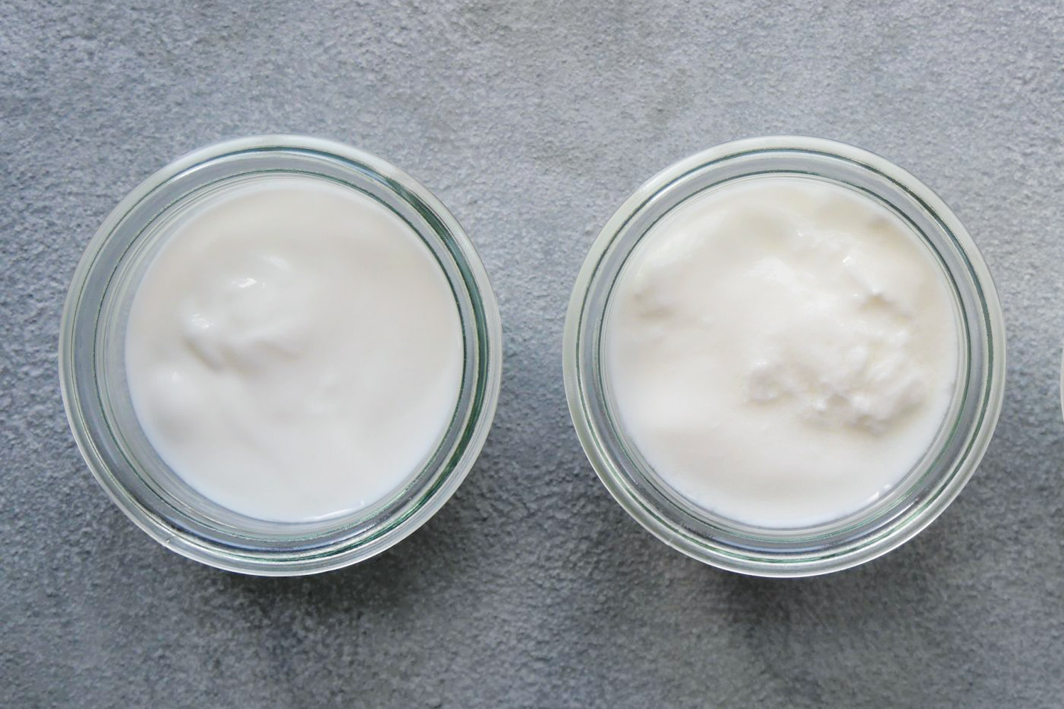 左がフジッコ「カスピ海ヨーグルト®プレーン」、右が増やしたヨーグルト。
