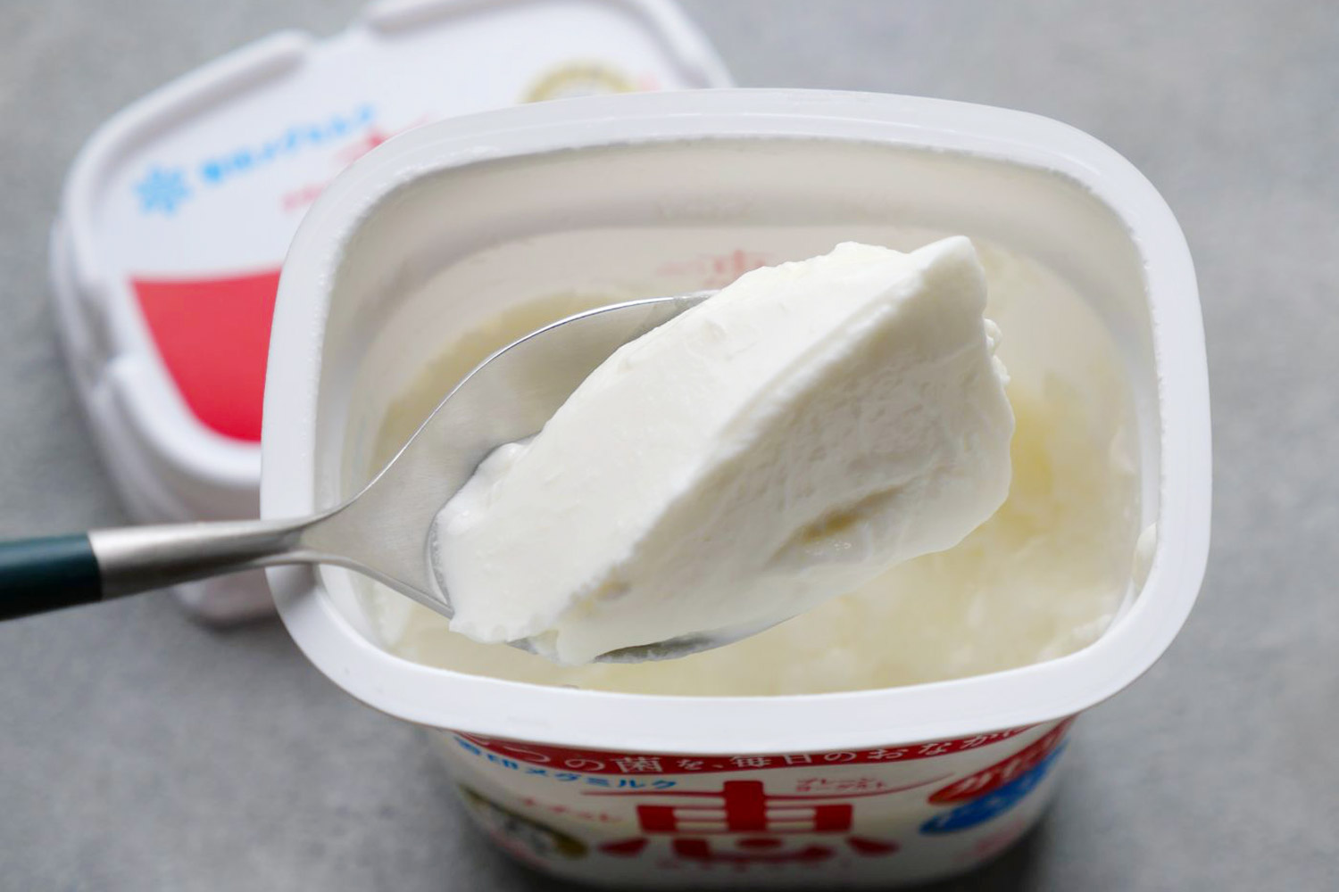 その味わいは、酸味と乳製品のまろやかさのバランスがとれた、王道のプレーンヨーグルトそのもの。昨今は酸味の少ないヨーグルトも多いなか、酸味こそヨーグルトの印象を決める大切な味の骨子だと気づかされる。