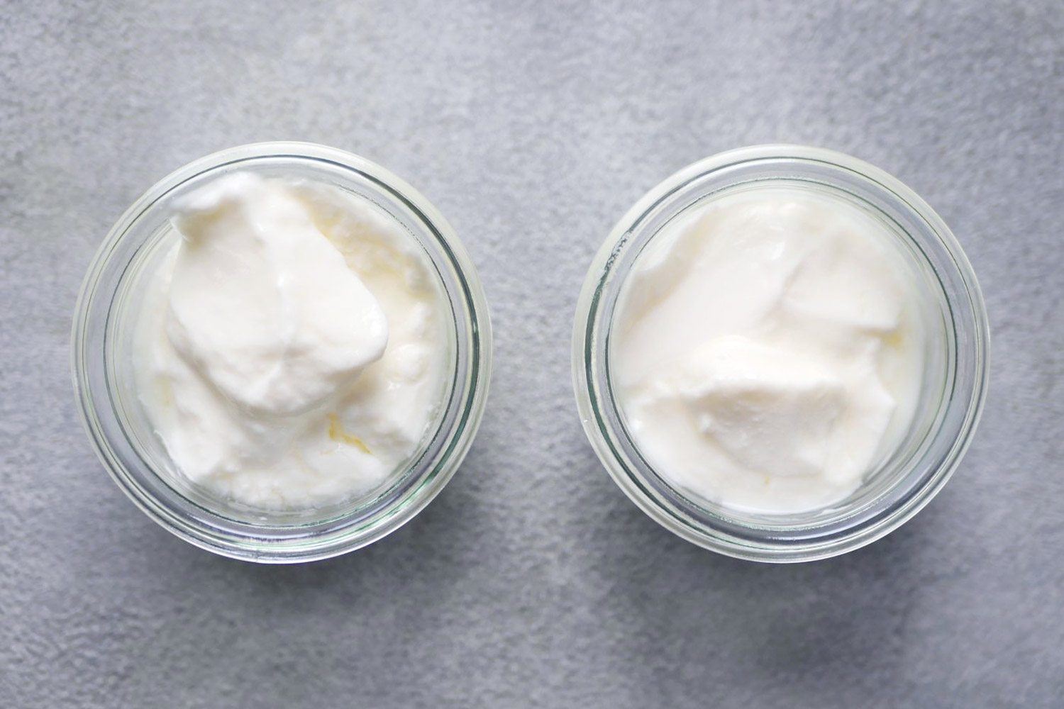 左が「ナチュレ 恵 megumi」、右が増やしたヨーグルト。