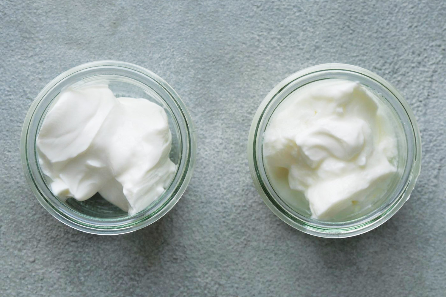 左が「パルテノ」、右が増やしたヨーグルト。