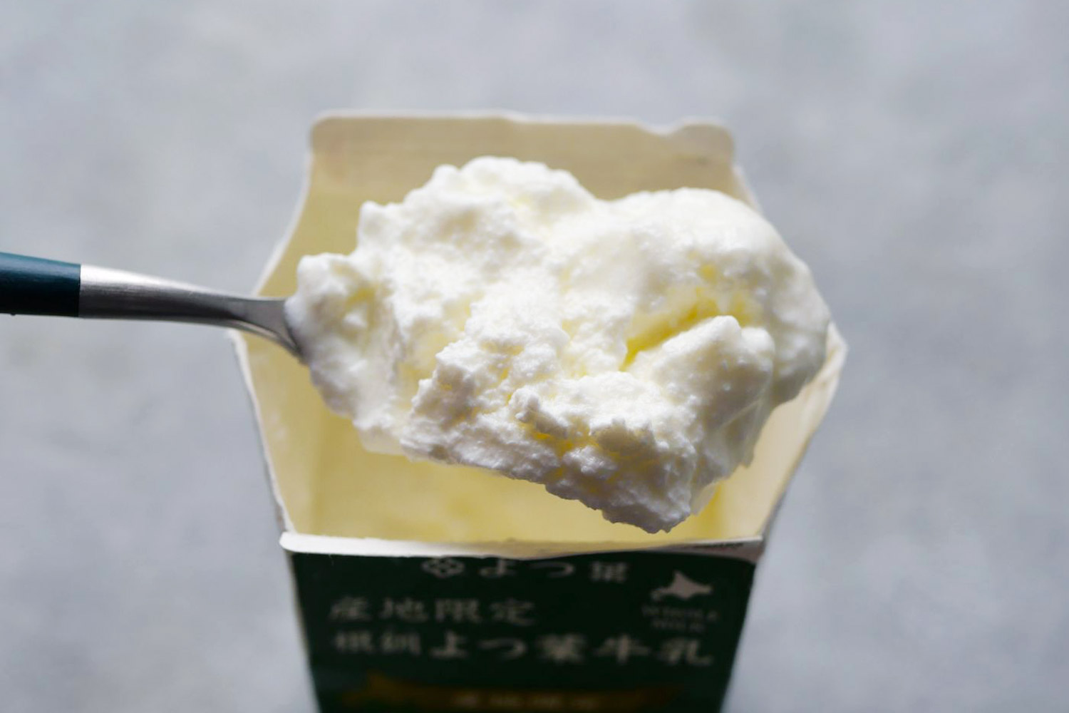食感は、高級中華料理店で食べる、めちゃめちゃ軟らかめの杏仁豆腐。口にすると、若干の粉っぽさ、ざらつきを感じたのは、加熱前にヨーグルトと牛乳を混ぜる回数が足りなかったのかもしれない。