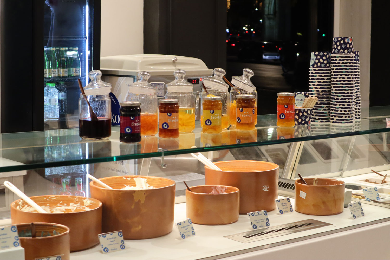 アテネのヨーグルト専門店「Fresko Acropolis 」のショーケース