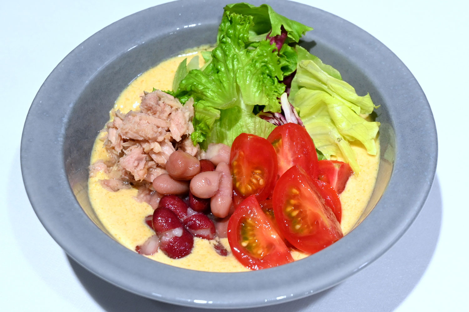 調理例としてディスプレイされていた、フルサイズの「カレー塩ヨーグルト」
