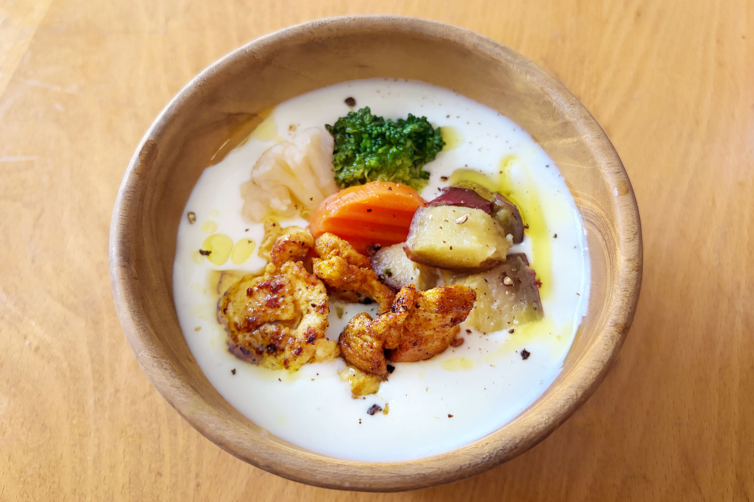 塩ヨーグルトの上に、焼いたチキンと、レンジで温めた冷凍野菜ミックス、冷蔵庫にあった焼き芋をトッピング。