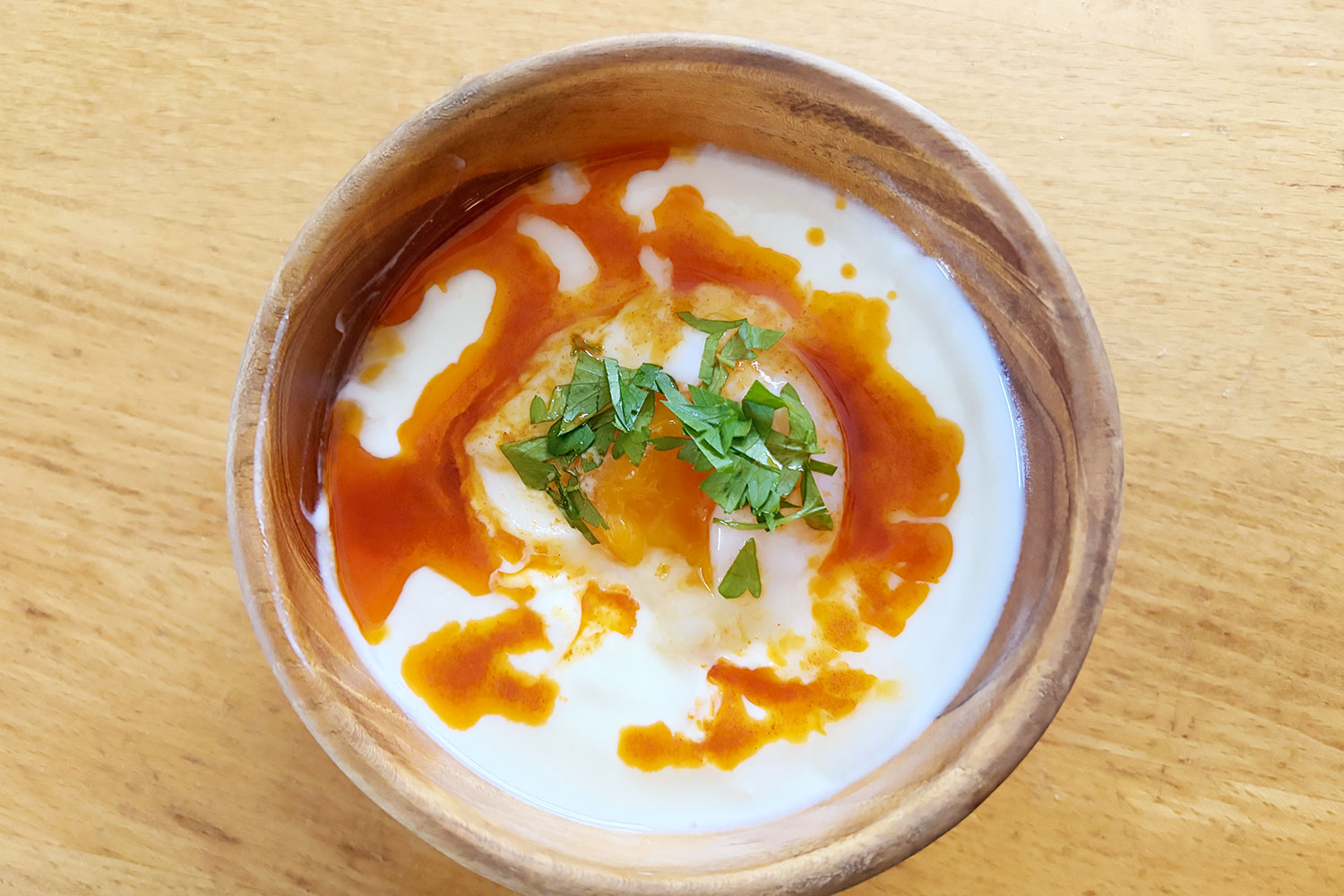 塩ヨーグルトににんにく（チューブ）を少し混ぜ、市販の温泉たまごとパプリカバターをトッピング。