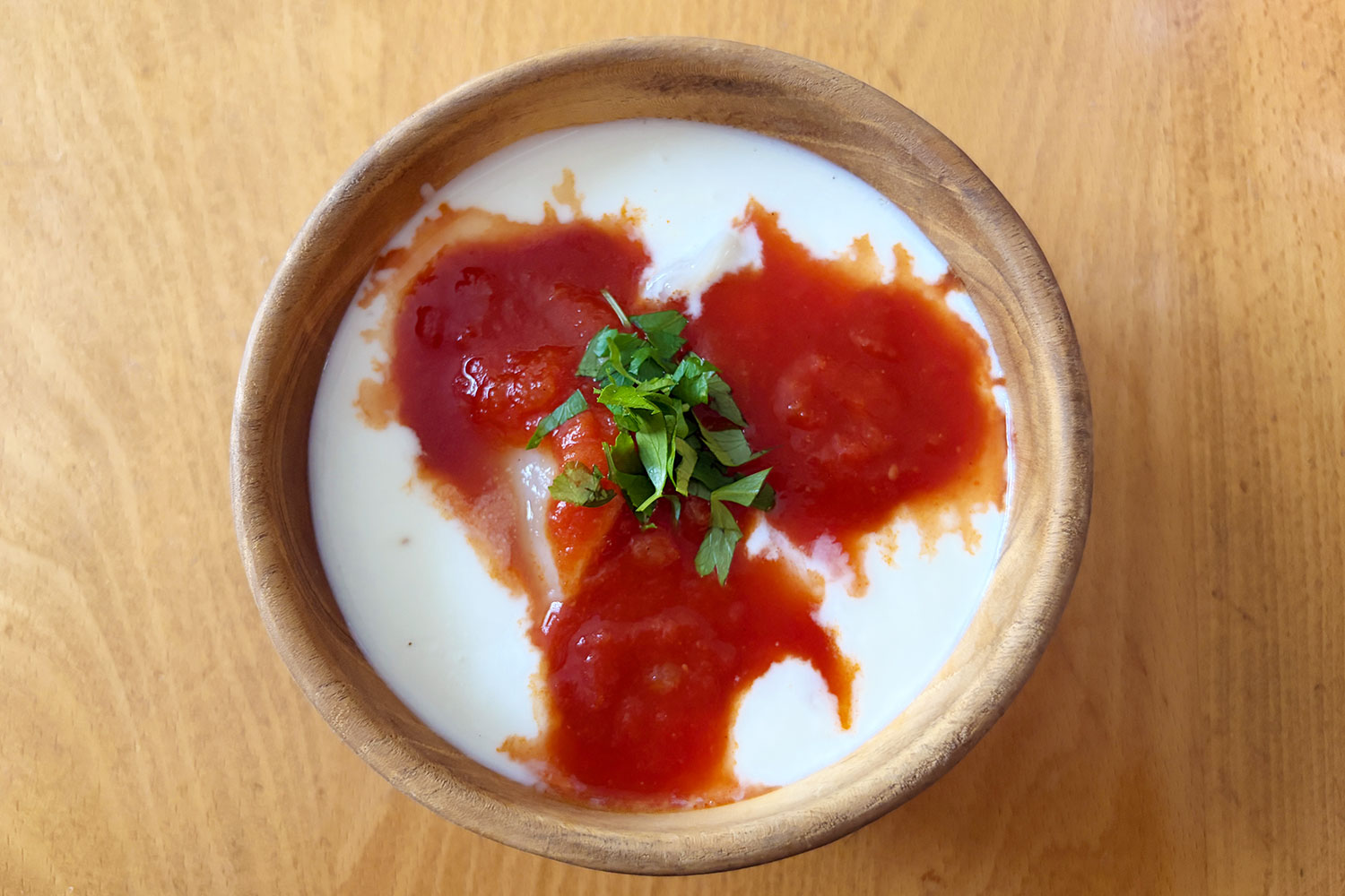 市販の水餃子に、塩ヨーグルトに少しにんにく（チューブ）を混ぜたものをかけ、さらに市販のトマトソースをトッピング。