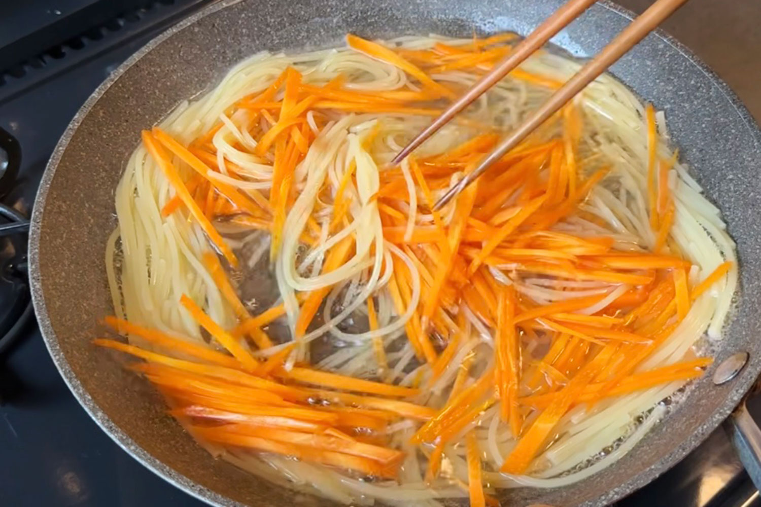 パスタとにんじんを茹でる