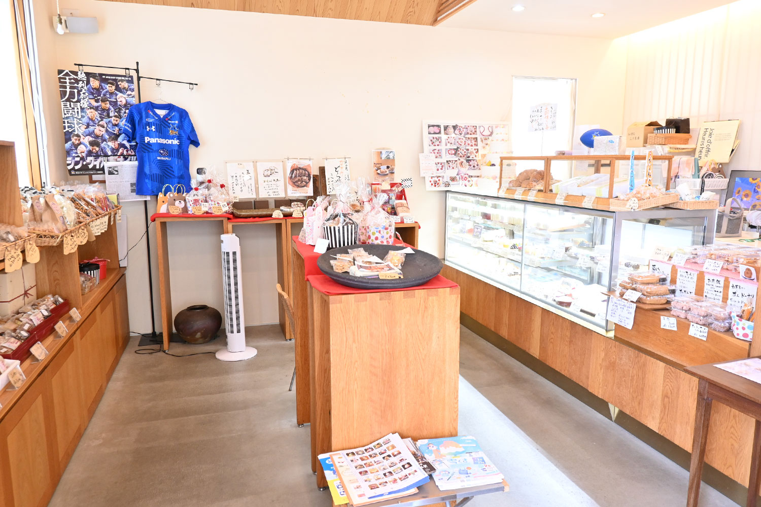 「御菓子司 三河屋」は、熊谷駅から徒歩約15分。イートインスペースも併設しており、まちのお菓子屋さん兼カフェとしても親しまれています