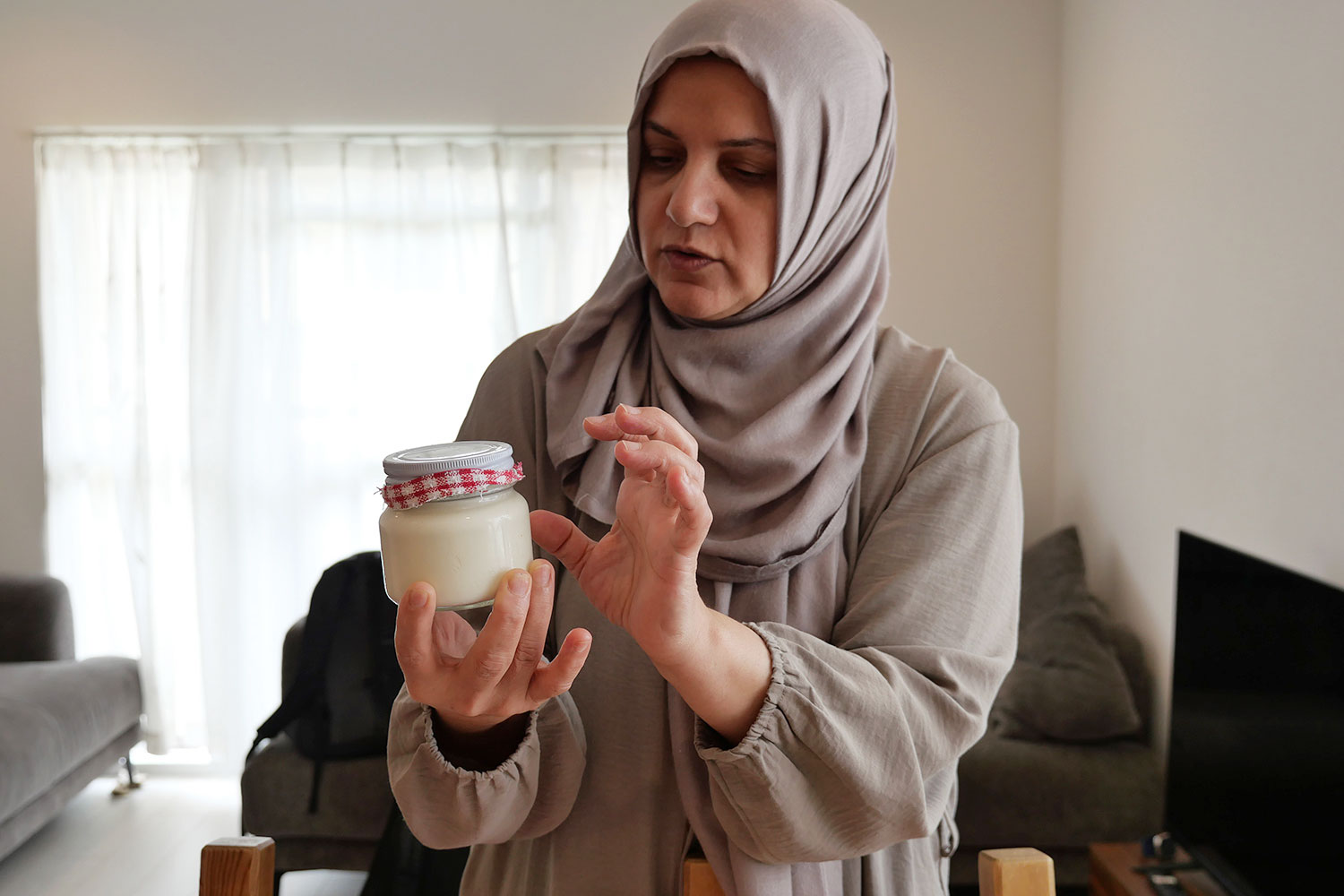 伝統的製法の自作ヨーグルトを持って来てくれたセン・ジュレイ（Şen Zürriyet）さん
