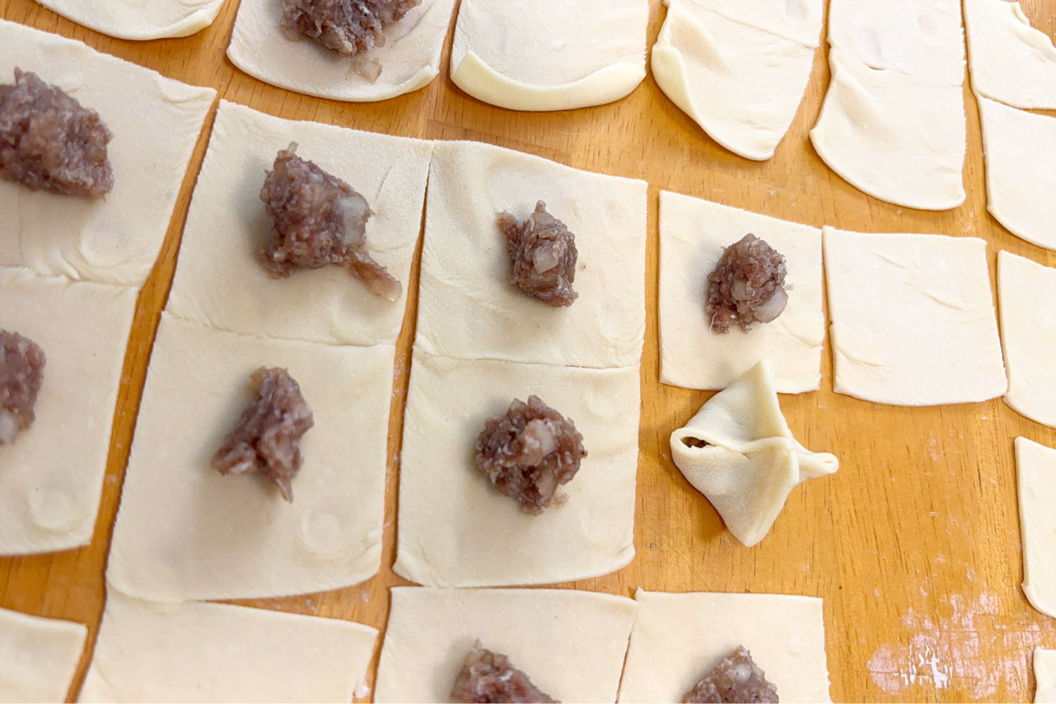 生地は強力粉、卵、塩、水。具は牛肉、タマネギ、胡椒、塩。ブルガリアやギリシャに近い西部では、ジャガイモやチーズも入れるのだとか