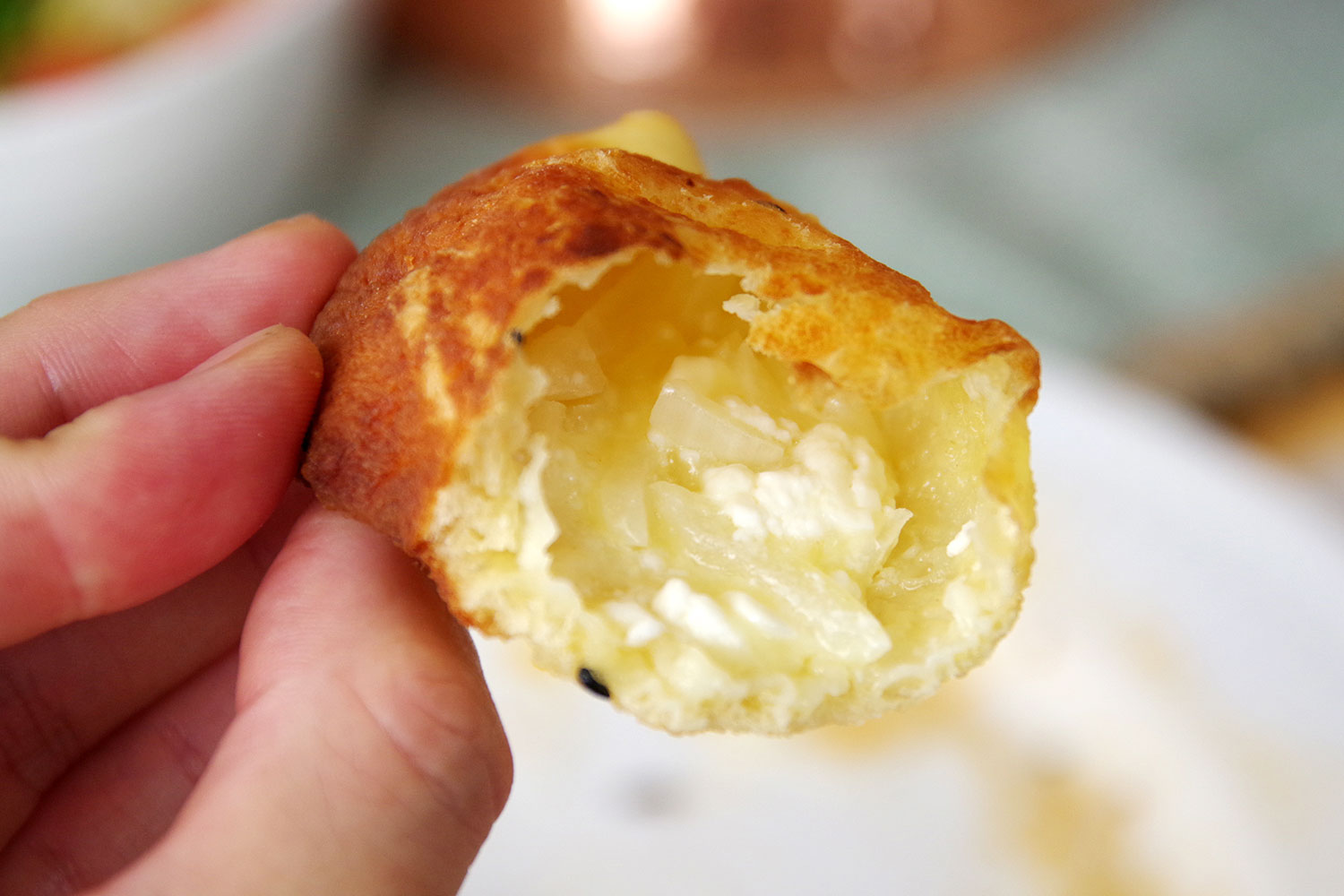 具はピザ用シュレッドチーズとフェタチーズとタマネギ