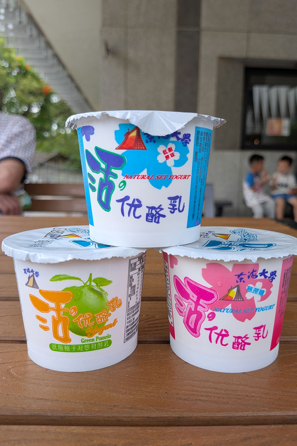 店内には牛乳やヨーグルトはもちろん、シュークリーム、パンナコッタ、アイスクリーム、さらにはプロバイオティクス関連の商品まで並んでいます。