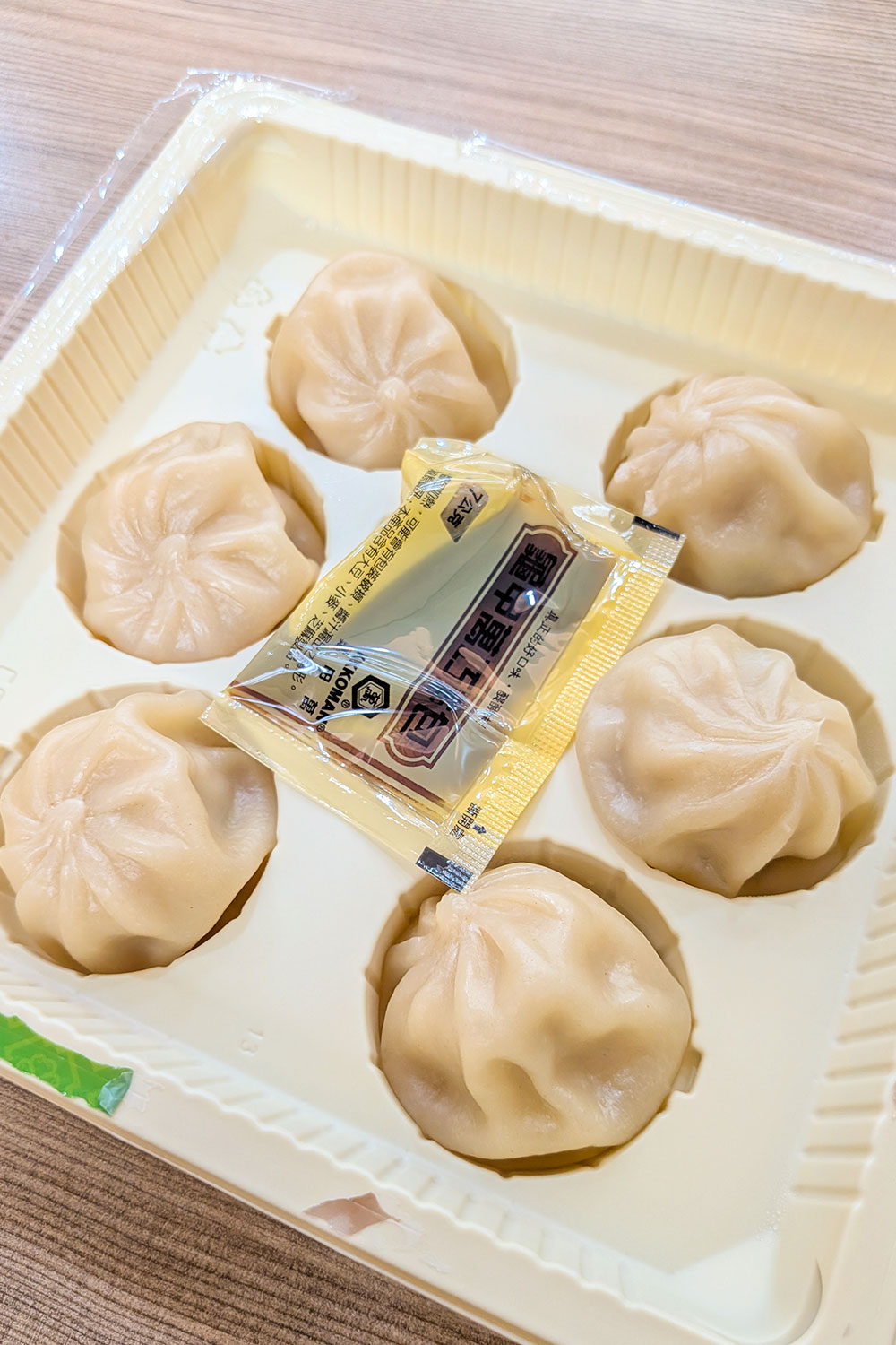 小籠包の肉汁とヨーグルトの酸味がよく合います。付属のタレをヨーグルトに混ぜて食べても相性抜群です。