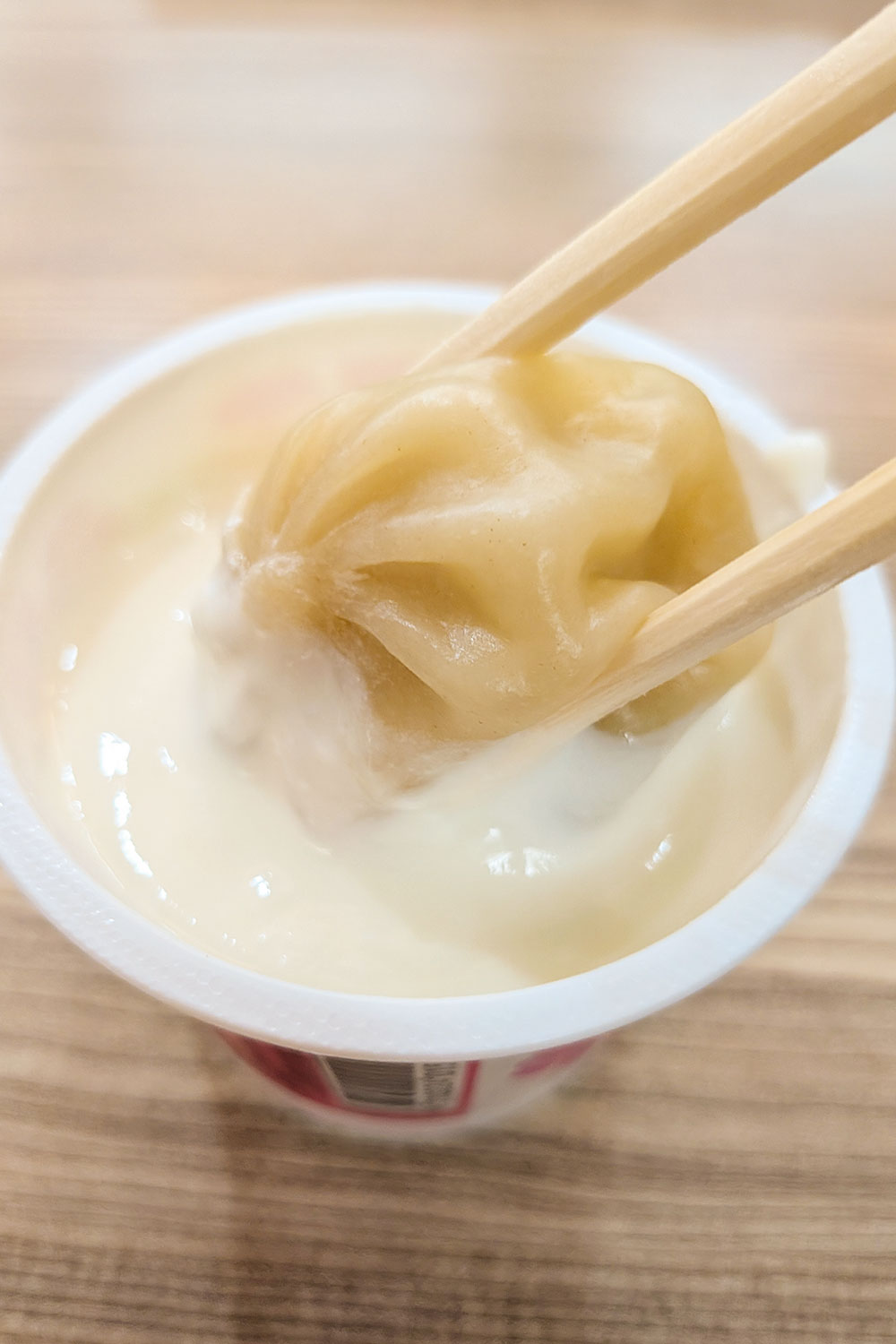 小籠包の肉汁とヨーグルトの酸味がよく合います。付属のタレをヨーグルトに混ぜて食べても相性抜群です。